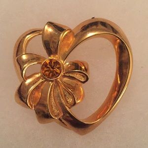 ❣️SOLD❣️Gold tone heart shaped pin. Amber